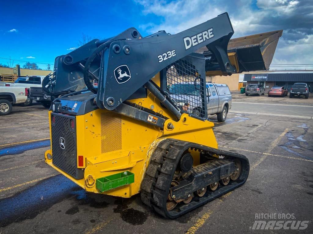 John Deere 323 E Kompaktlastere