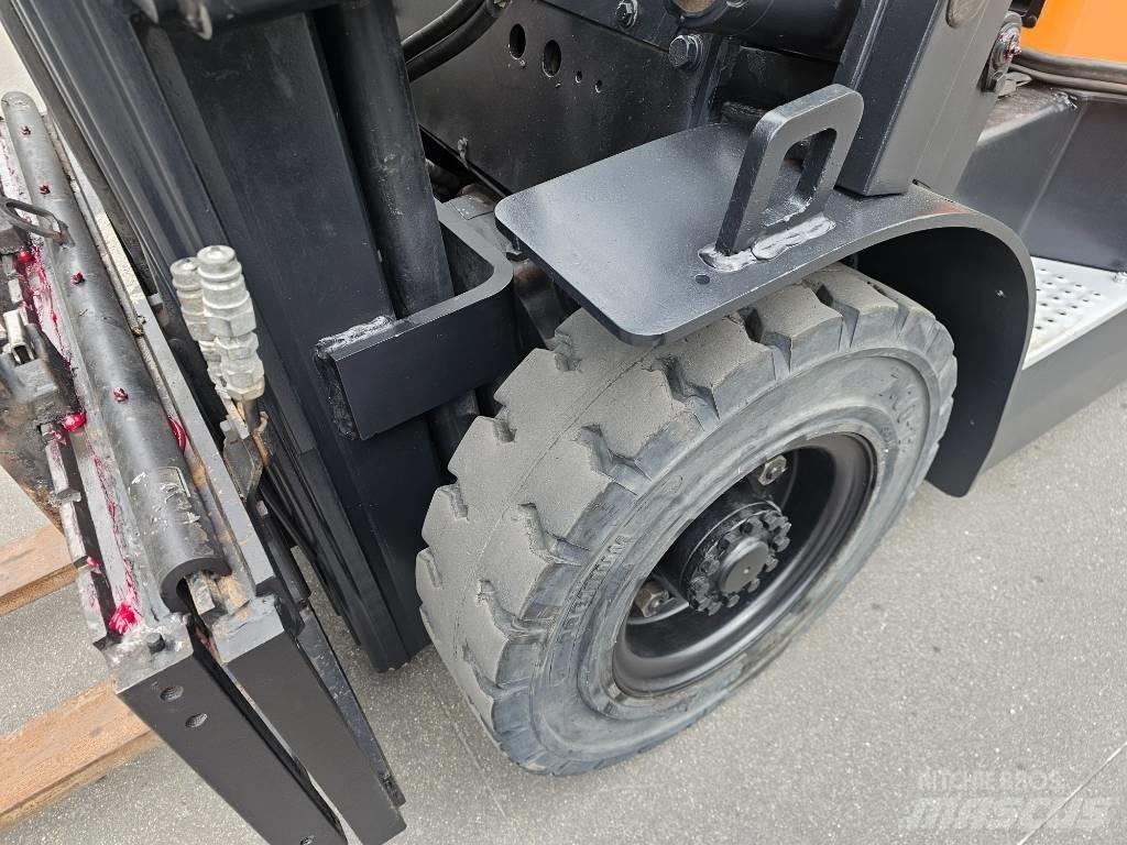 Doosan D 25 G Diesel Trucker