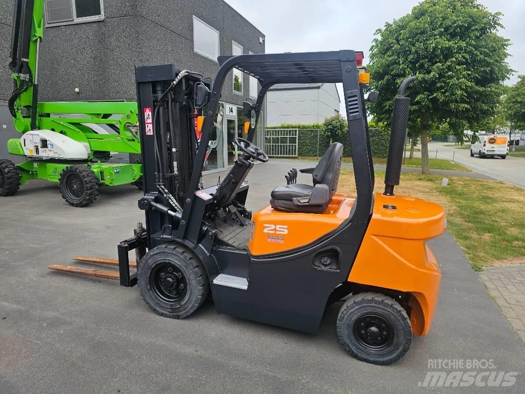 Doosan D 25 G Diesel Trucker