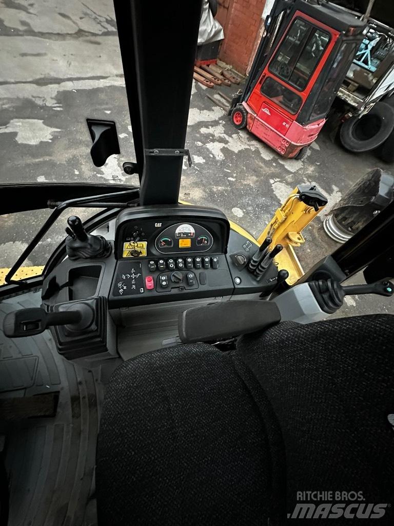 CAT 444F Traktorgravere
