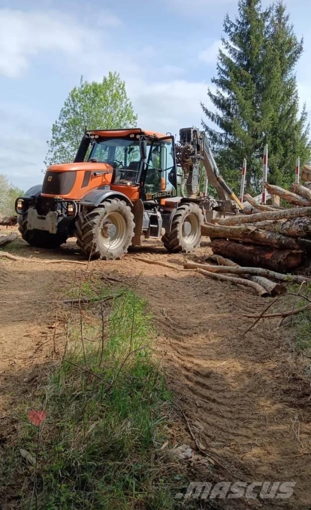 JCB Fastrac 3230 Traktor med skogsutstyr
