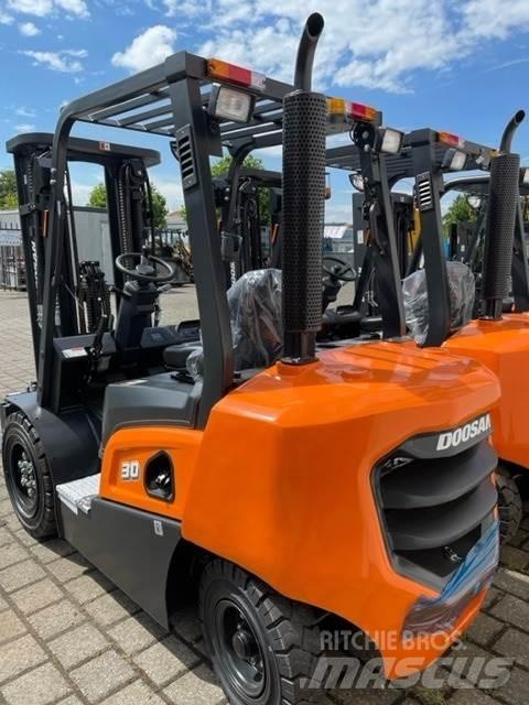 Doosan D30NXP Diesel Trucker