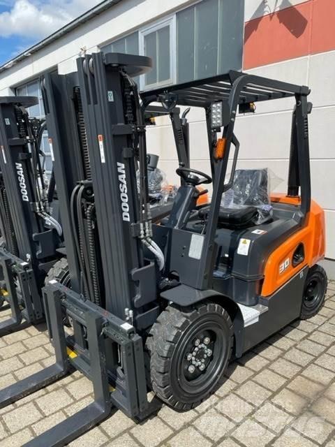 Doosan D30NXP Diesel Trucker