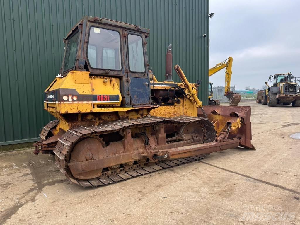 Komatsu D63E-1 Dozere Beltegående
