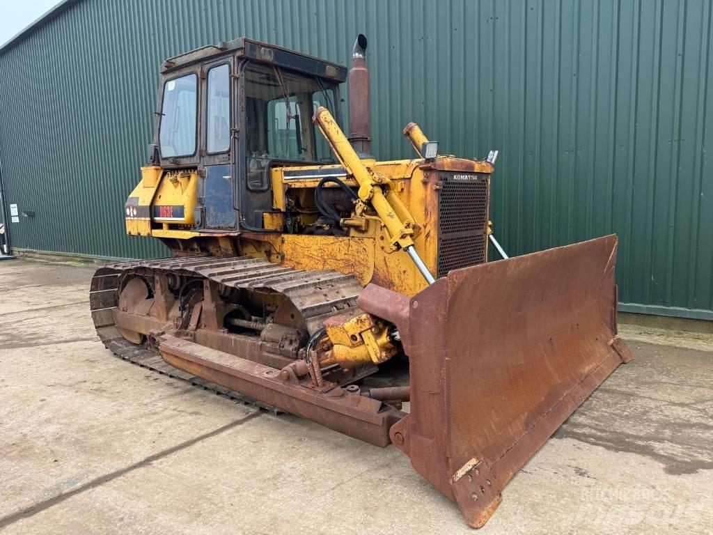 Komatsu D63E-1 Dozere Beltegående