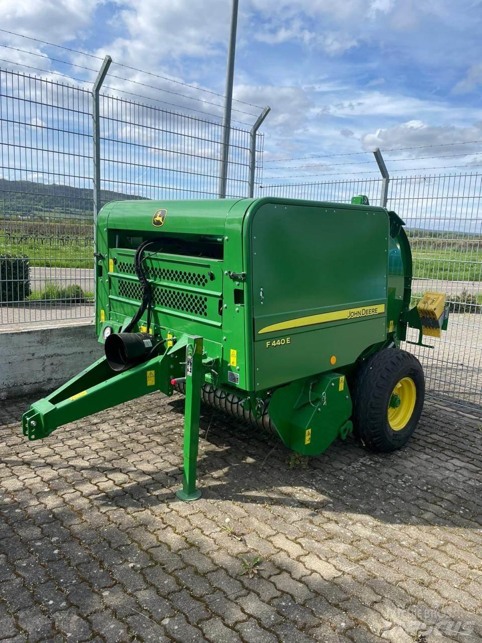 John Deere F440E Rundballepresser