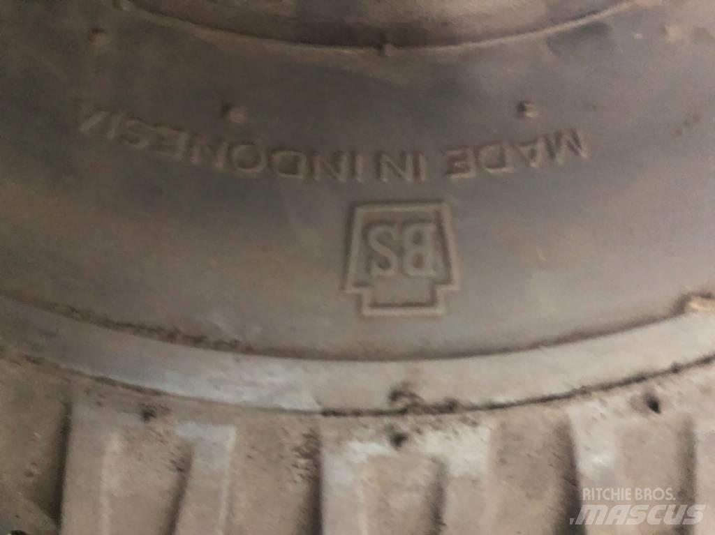Bridgestone 21x8-9 Dekk, hjul og felger