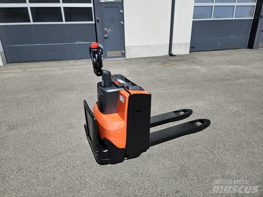 Toyota LWE 200 Lavtløftende truck med platform