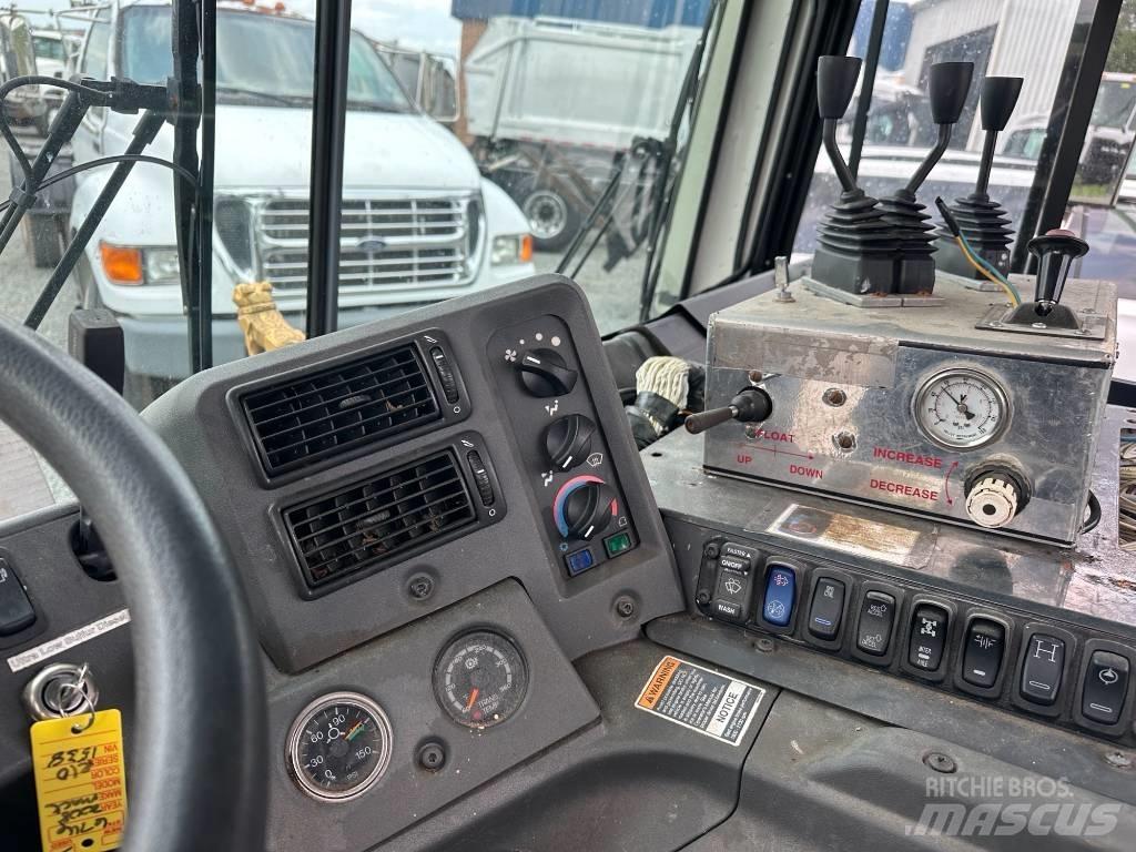 Mack MRU613 Renovasjonsbil