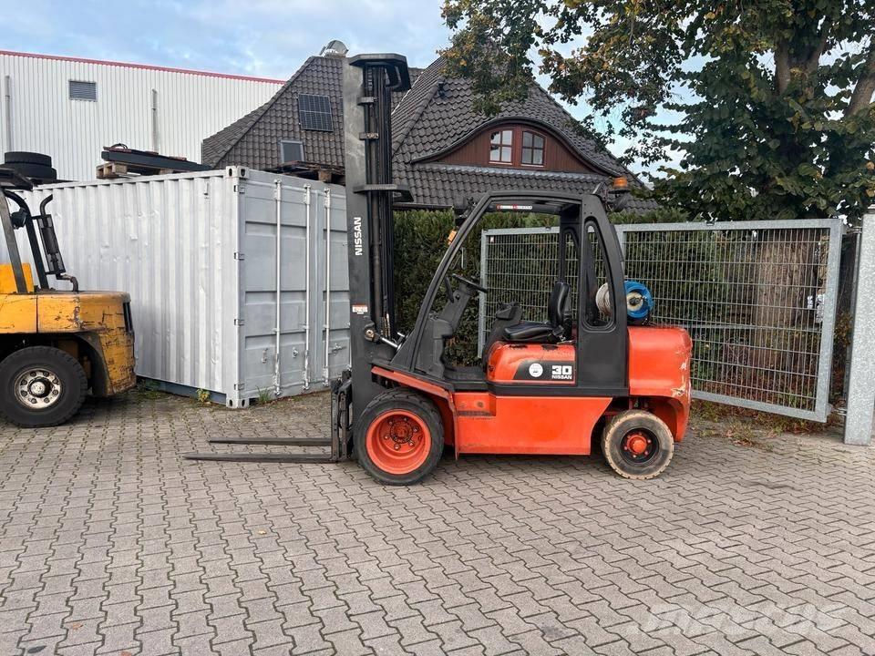 Nissan UGD02 A 30 PQ Propan trucker