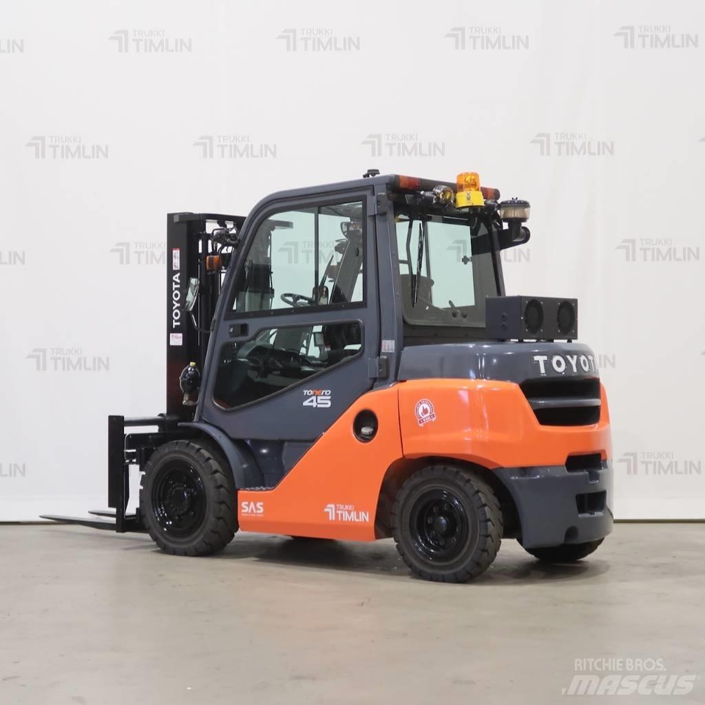 Toyota 40-8FD40N Diesel Trucker