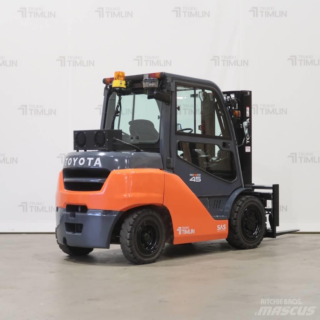 Toyota 40-8FD40N Diesel Trucker