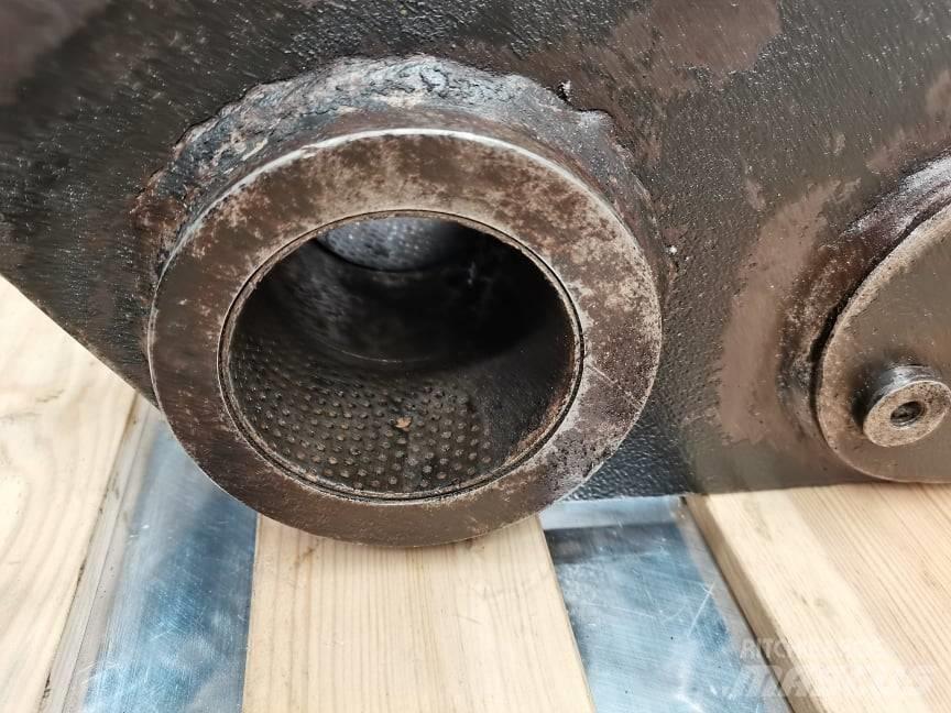 CAT TH 407 {Kiwak} Bommer og stikker