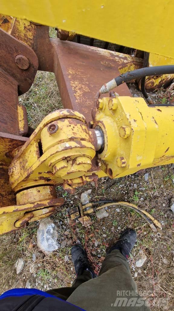 Komatsu D85 Chassis og understell