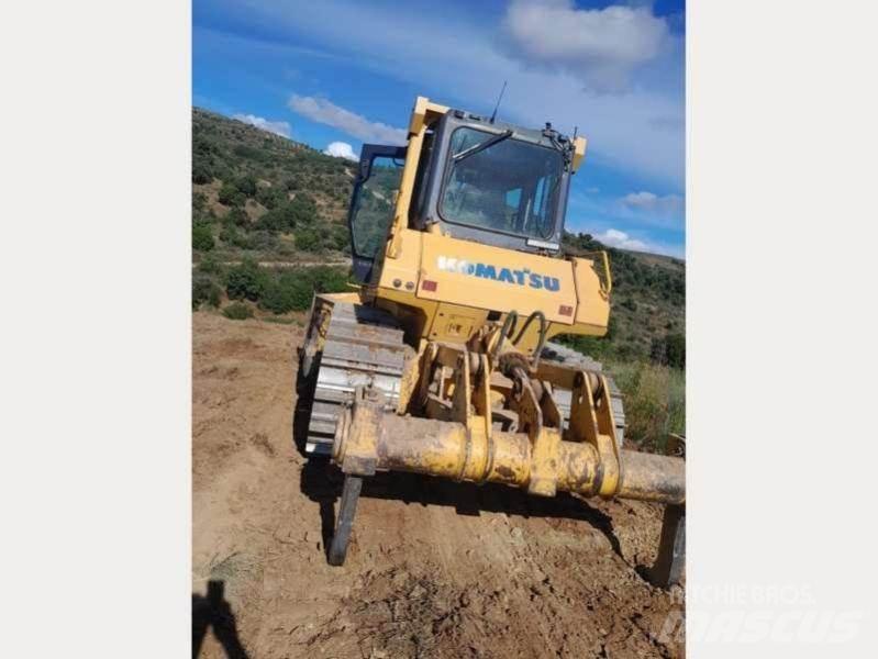 Komatsu D65EX-15 Dozere Beltegående