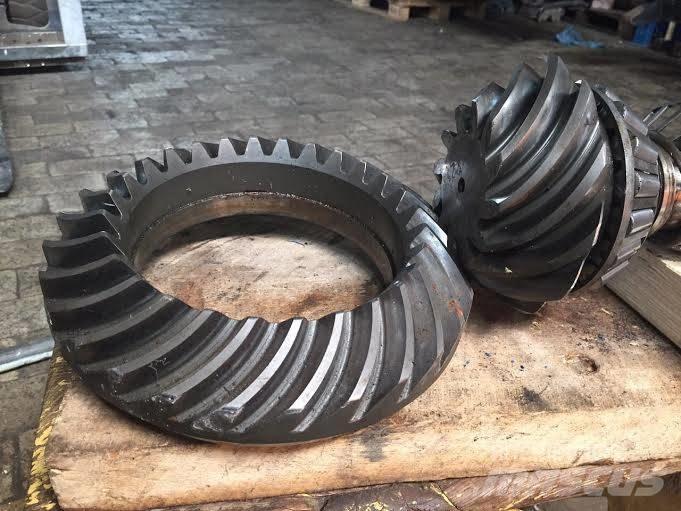  Pair of two GEARS Chassis og understell