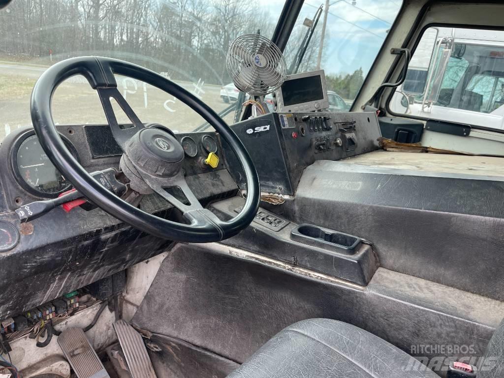Mack LEU613 Chassis