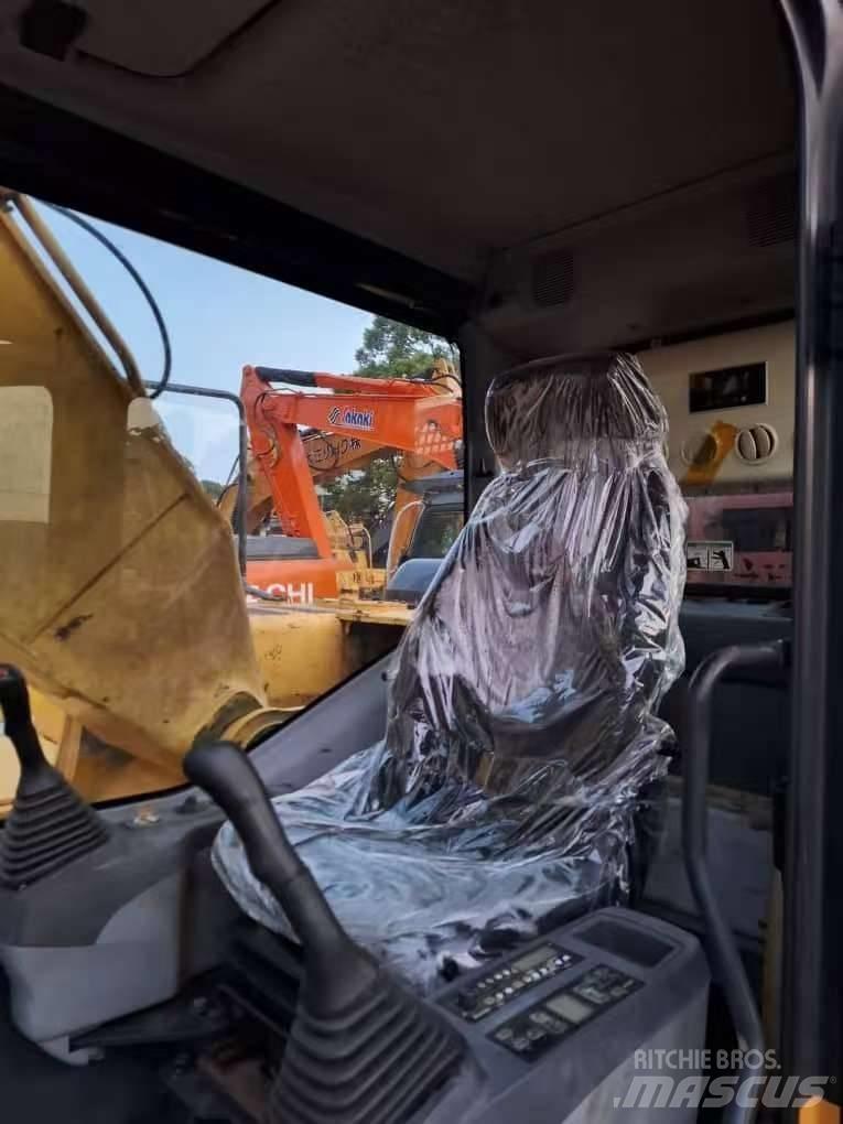 Komatsu PC 200-7 Beltegraver