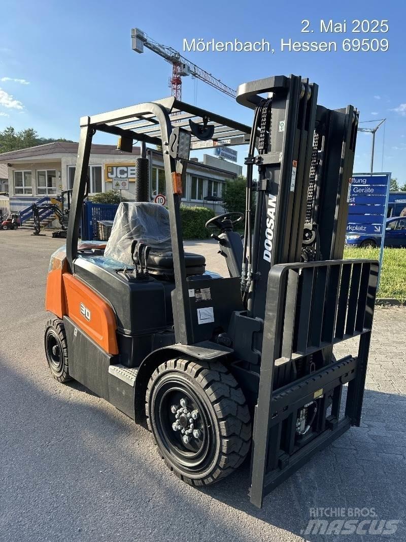 Doosan D30NXP Diesel Trucker