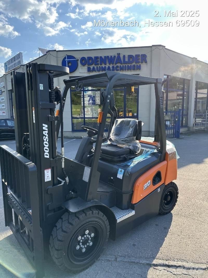 Doosan D30NXP Diesel Trucker