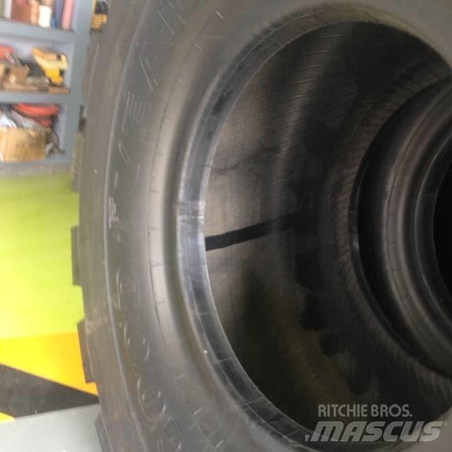 Goodyear 3565R33 L5 Dekk, hjul og felger