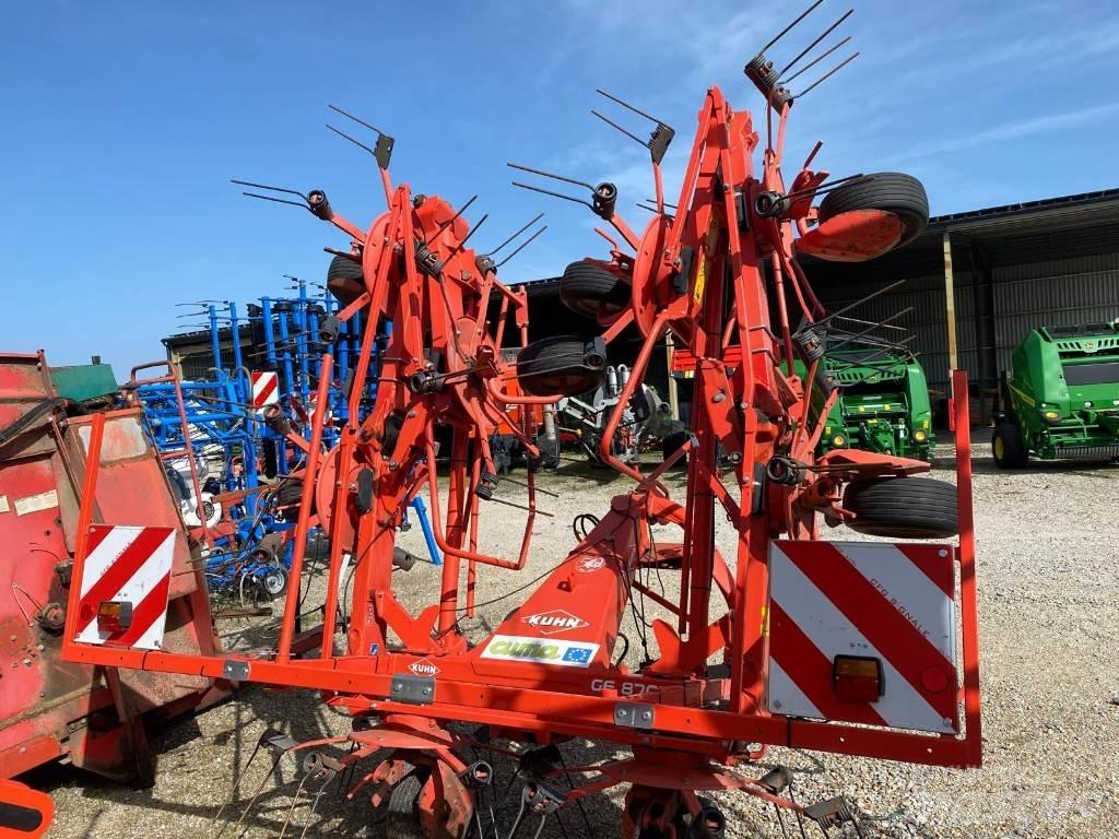 Kuhn GF8702 Raker og høyvendere