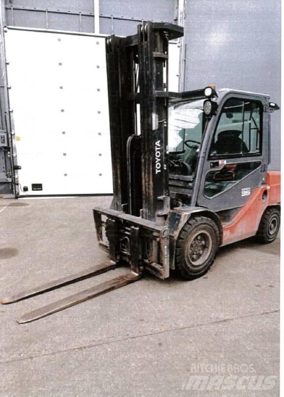 Toyota 8 FD JF 35 Diesel Trucker