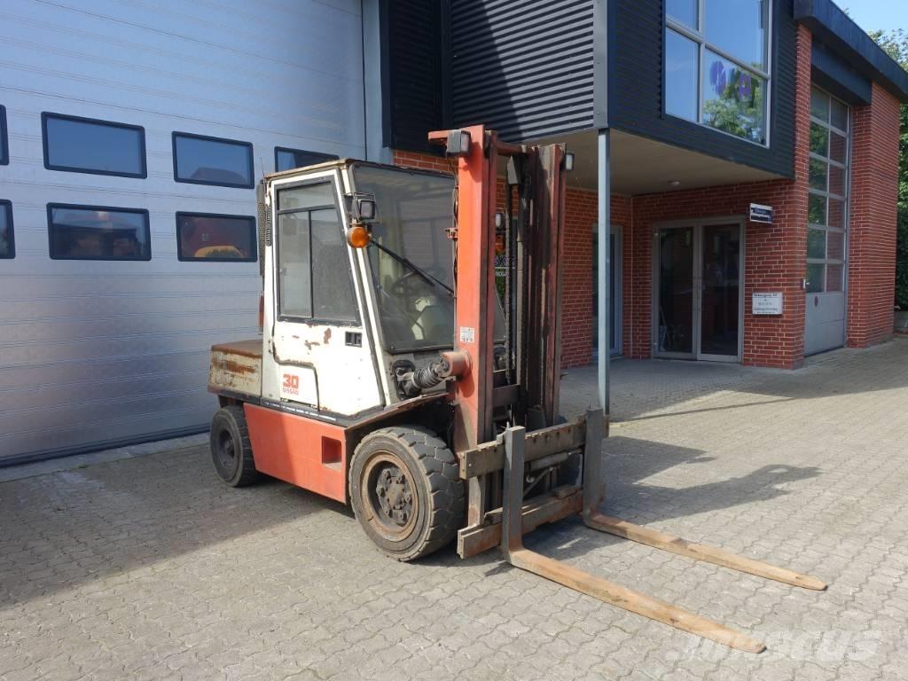Nissan EGH02 A 30 U Diesel Trucker