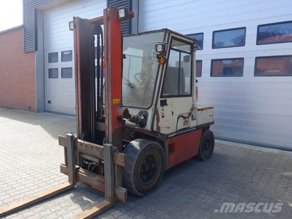 Nissan EGH02 A 30 U Diesel Trucker
