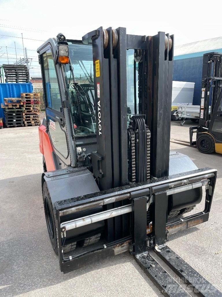 Toyota 40-8FD45N Diesel Trucker