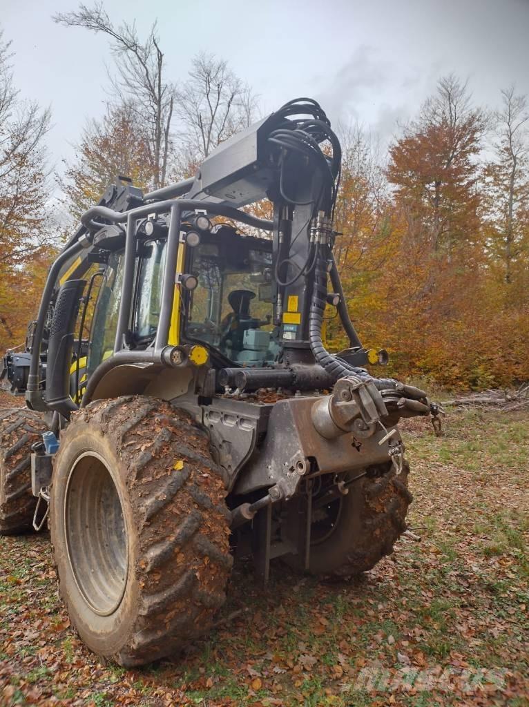 Valtra N 153 forst Traktor med skogsutstyr