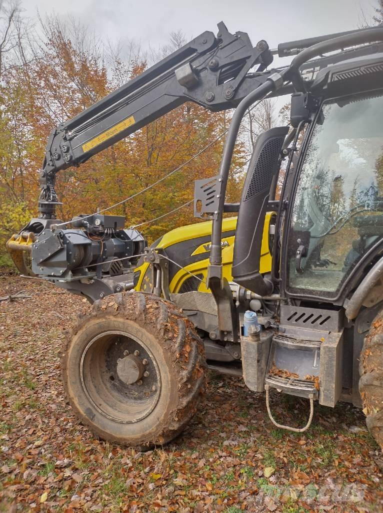 Valtra N 153 forst Traktor med skogsutstyr