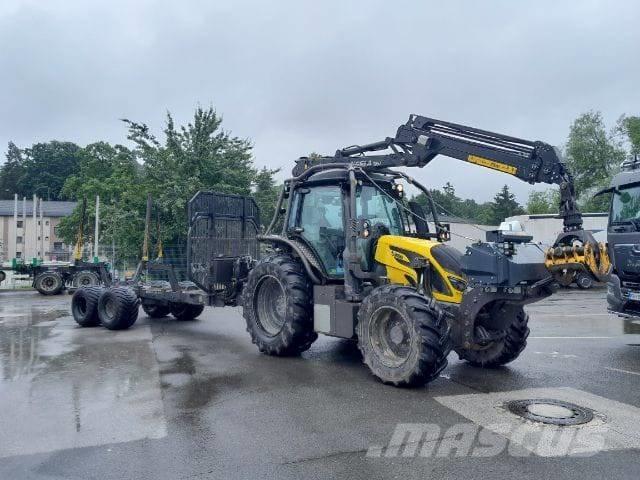 Valtra N 153 forst Traktor med skogsutstyr