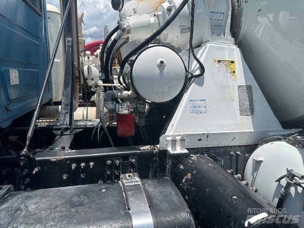 Mack GU 800 Andre lastebiler
