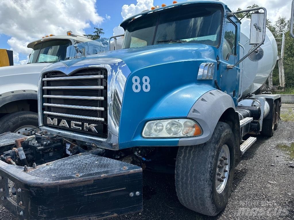 Mack GU 800 Andre lastebiler