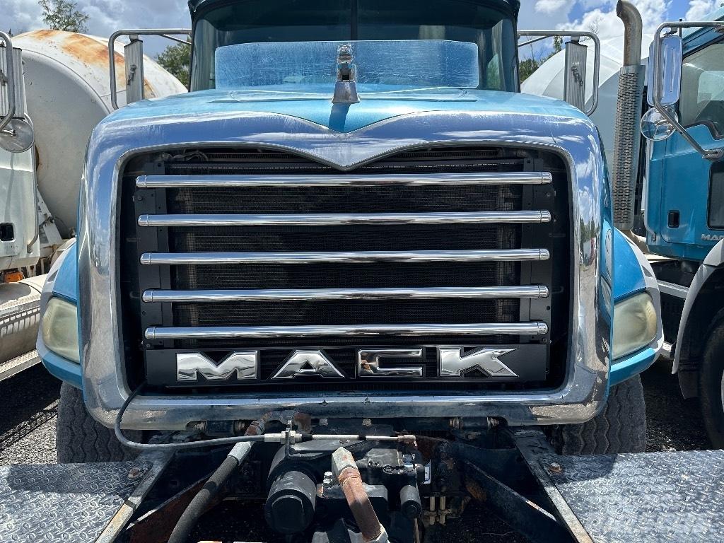 Mack GU 800 Andre lastebiler