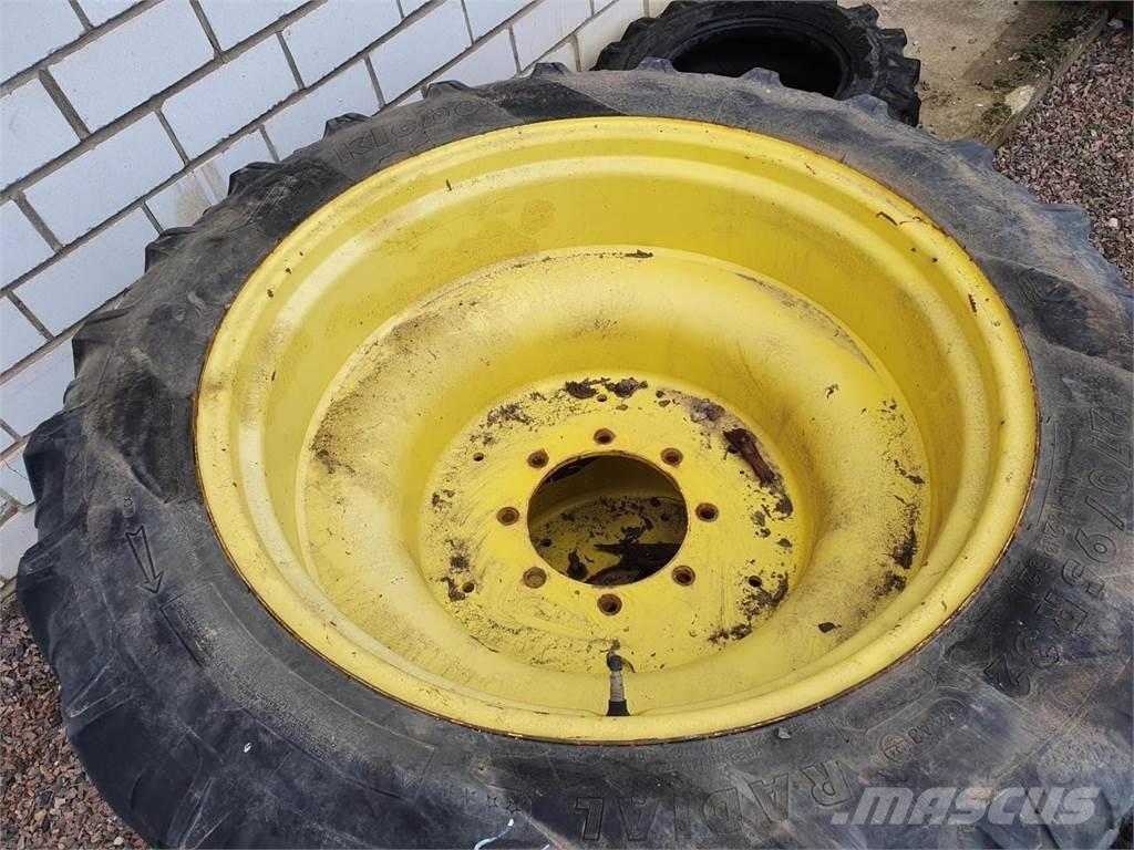 Kleber 270/95R32 Dekk, hjul og felger