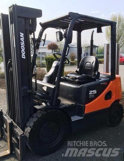 Doosan D25S-5 Diesel Trucker