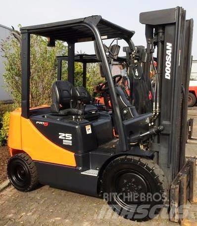 Doosan D25S-5 Diesel Trucker