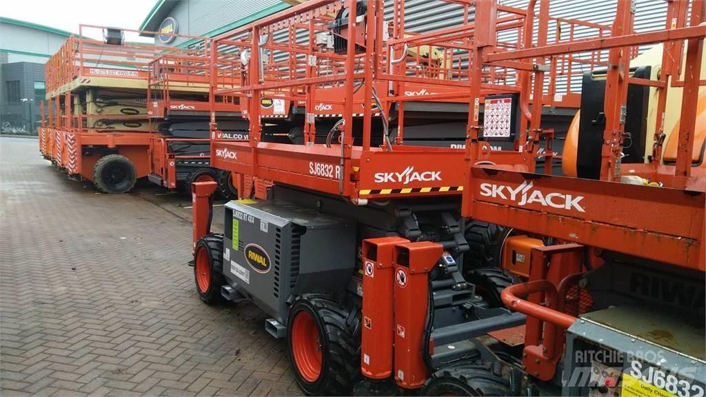 SkyJack 6832RT Sakselifter