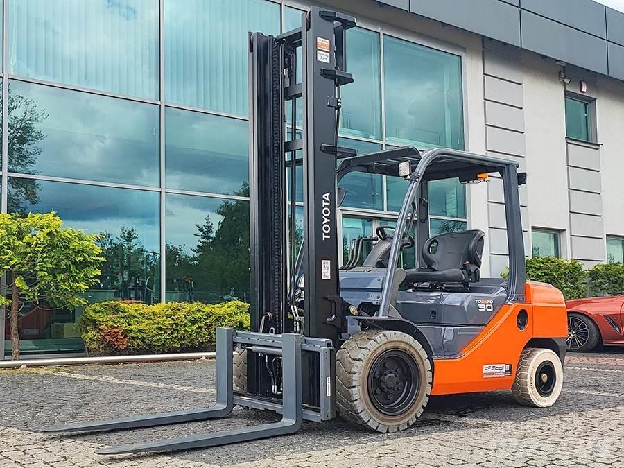 Toyota 02-8FDF30 Diesel Trucker