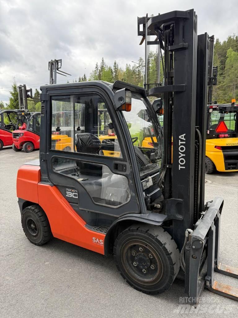 Toyota 02-8 FDF 30 Diesel Trucker