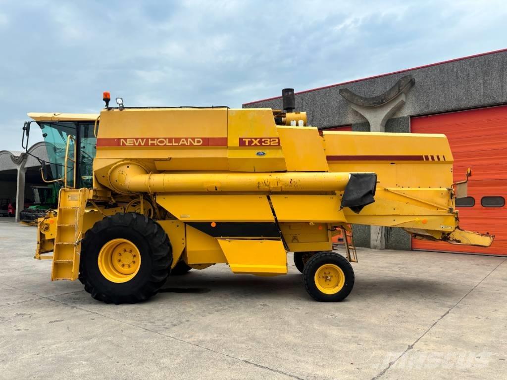New Holland TX 32 Skurtreskere