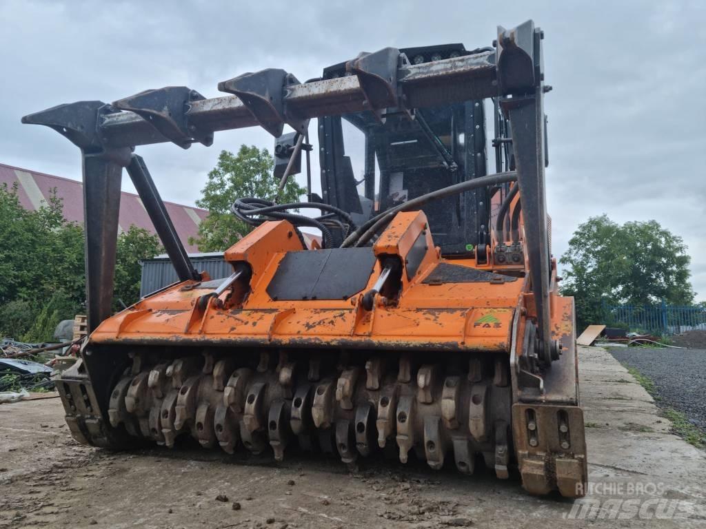 FAE PT-300 Traktor med skogsutstyr