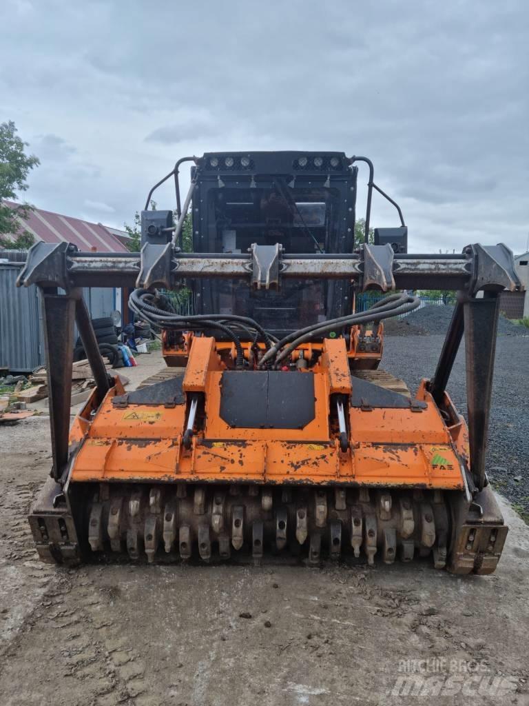 FAE PT-300 Traktor med skogsutstyr