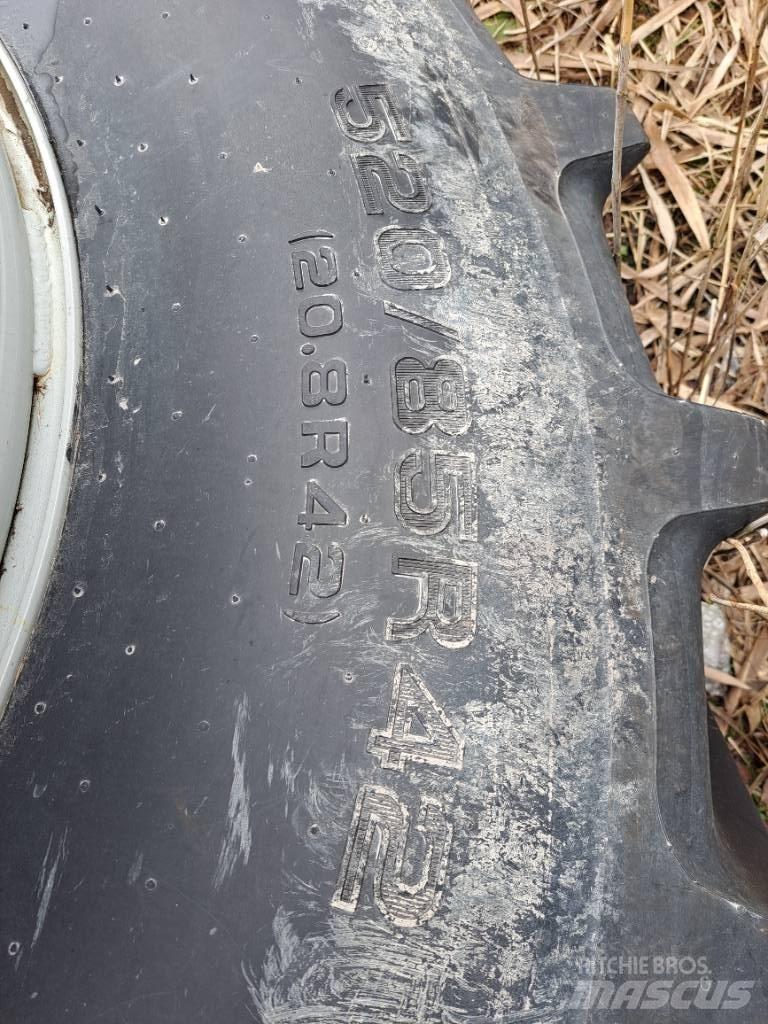  Paripyörät 520/85R42 Dekk, hjul og felger