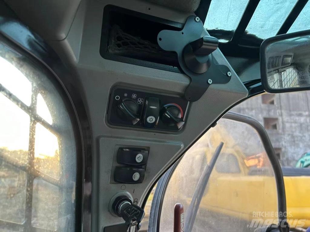 CAT 246 D Kompaktlastere