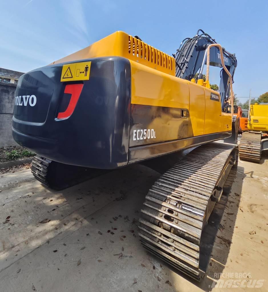 Volvo EC 250 D L Beltegraver
