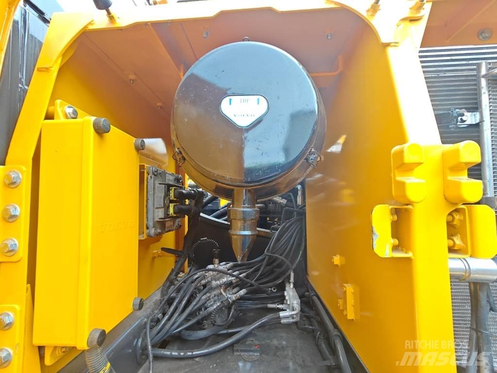 Volvo EC 250 D L Beltegraver
