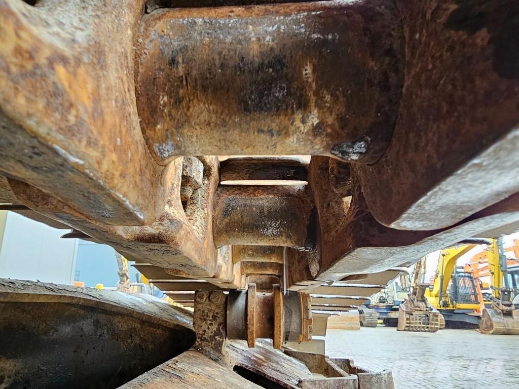 Komatsu HB215LC-2 Beltegraver